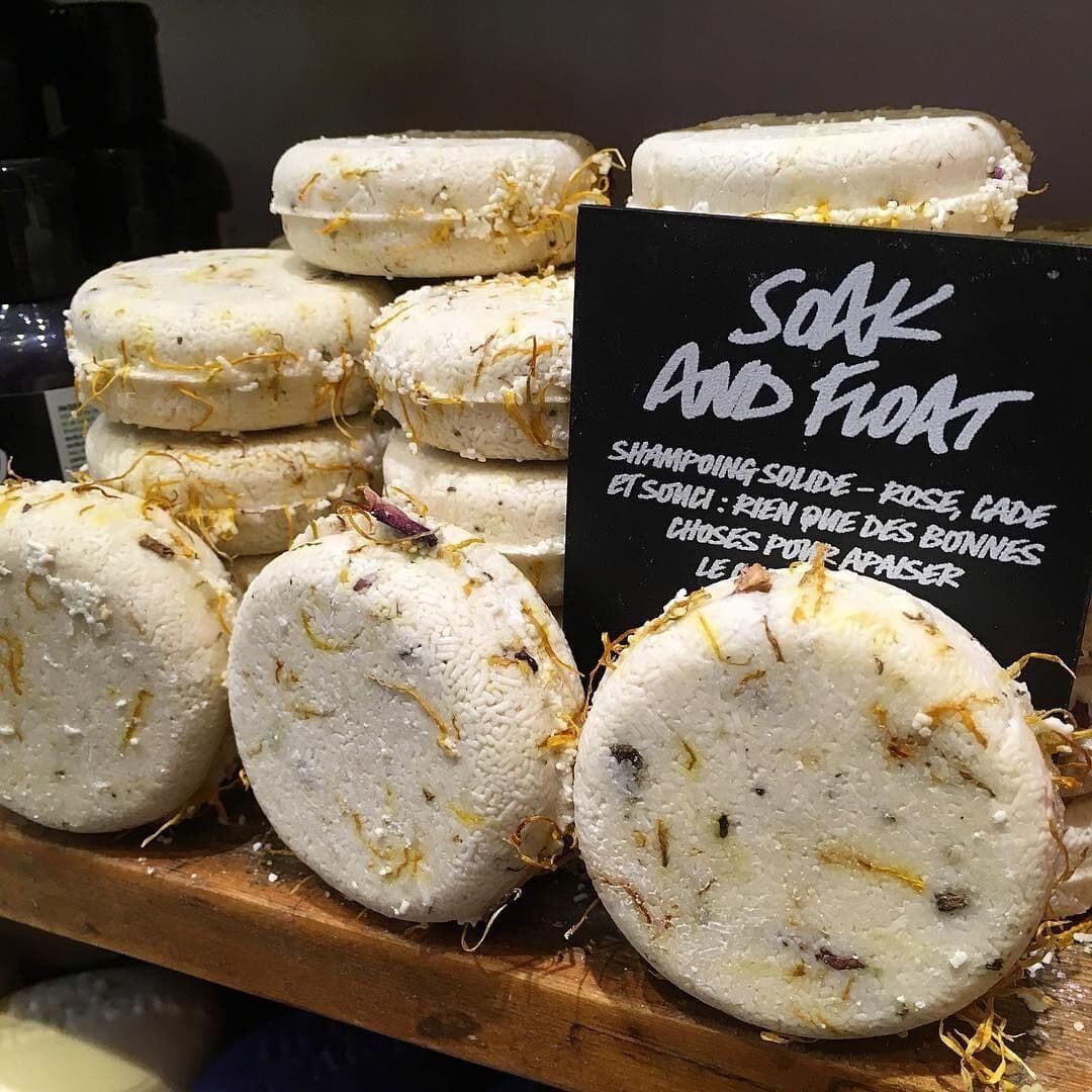 Soothe an irritated scalp with this sweet and smoky scented shampoo bar.